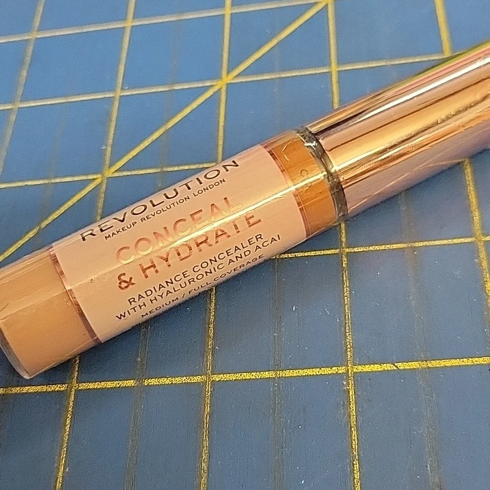 Revolution Conceal & Hydrate Foundation - Cream C10 New 13ml